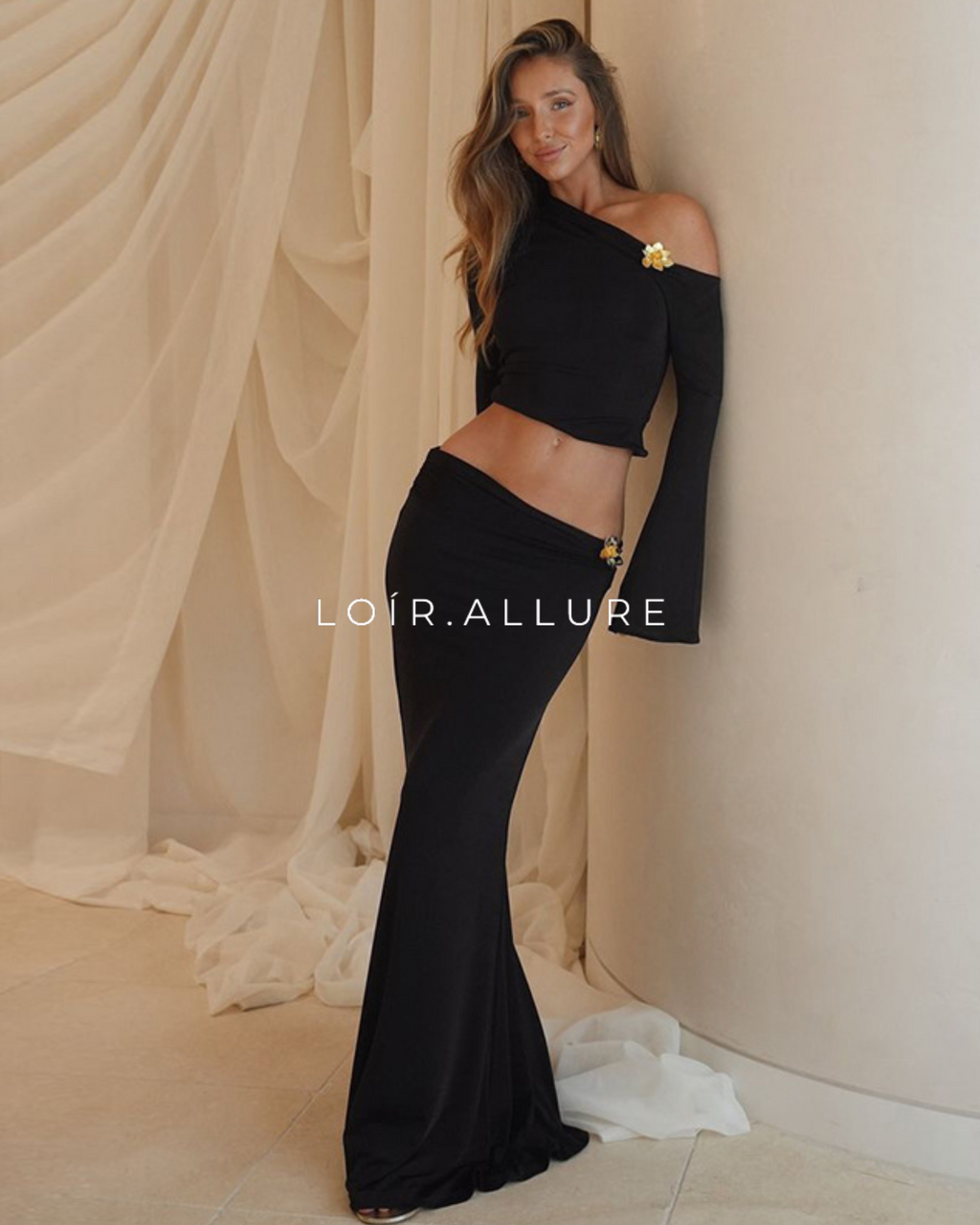 Loír Allure® - Premium Slim Oblique Shoulder Skirt Suit With Flower