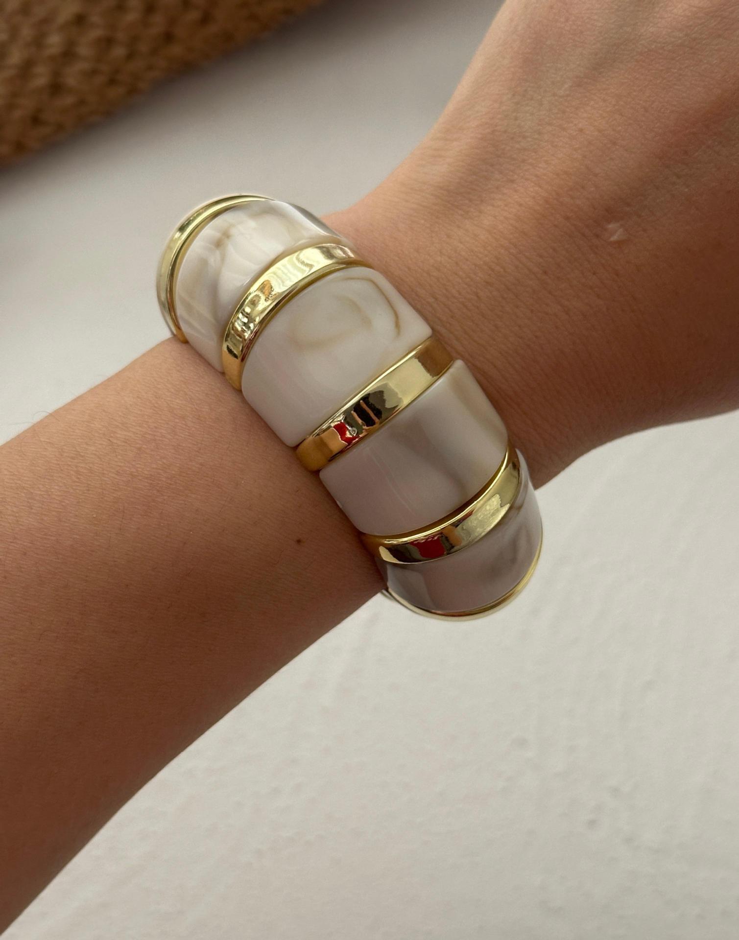 Women's Irregular Geometric Blooming Resin Bracelet